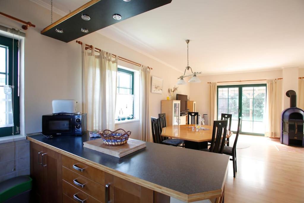 Trollhus - Grosses Familienfreundliches Ferienhaus Born Extérieur photo
